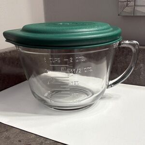 Anchor Hocking Glass Measuring Bowl with Green Lid 8 Cups